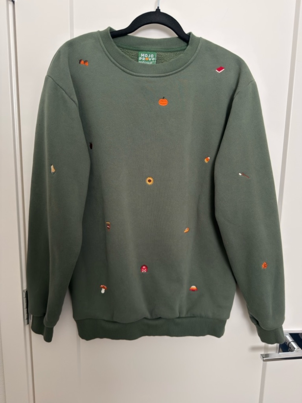 Mojo Provo Olive Green Embroidered Crewneck Sweater size Medium